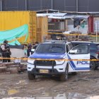 La víctima se movilizaba en esta camioneta negra cuando fue atacado por criminales.