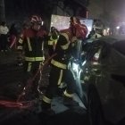 El conductor del vehículo ligero quedó atrapado. Bomberos recuperaron su cuerpo.