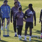 Los jugadores del Real Madrid participan en una sesión de entrenamiento en Madrid.