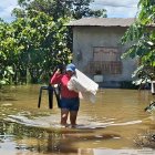 Algunas familias han salido de sus casas inundadas.