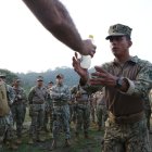 Un respiro. Antes de salir nuevamente a las calles, reciben hidratación en la Base Naval San Eduardo para soportar las largas jornadas bajo el sol.