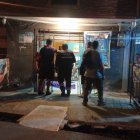 El hombre estaba instalando cámaras en el cyber.