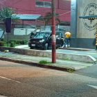 El conductor de este vehículo fue asesinado a tiros.