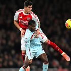 Piero Hincapié es figura con Arsenal en la Premier League.