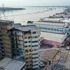 A pocos metros del río Guayas, del Malecón Simón Bolívar (2000) y la bahía, en la intersección de las calles Cuenca y Eloy Alfaro, está aún el edificio Multicomercio.