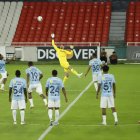 jugadores de Universidad Católica a la espera de Emelec para jugar la fecha 1 de la LigaPro 2026.