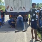 Ciudadanos intentan auxiliar al comerciante herido trasladado en un camión, tras el atentado armado registrado en la Troncal del Pacífico.