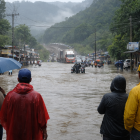 Recreación fotográfica: las lluvias volvieron a inundar zonas comerciales y bloquear vías, afectando la movilidad y la actividad económica.