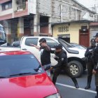 Policías refuerzan sus tareas en el centro de Guayaquil tras sucesos violentos recientes.