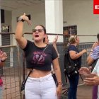 Más de 30 afectados por el incendio del edificio Multicomercio en Guayaquil realizaron un plantón este 24 de febrero de 2026 en las calles Chile y Cuenca. Entre gritos de “queremos trabajar”, exigieron respuestas sobre el regreso a sus hogares, la reapertura de negocios y la demolición del inmueble.