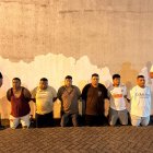 Los seis individuos detenidos en el cantón Simón Bolívar.