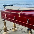 El féretro de Juan Andrés Loor Coppiano fue llevado hasta la arena y frente a las olas que surfeó en vida