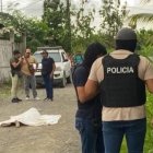 Agentes de la Policía realizan las investigaciones para esclarecer el doble crimen.