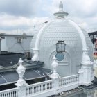 El equipo de mantenimiento del Palacio Municipal se activó tras el desprendimiento de un elemento ornamental en la cúpula noroeste, registrado en la madrugada de este viernes