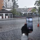 La intensa granizada dejó calles y vehículos cubiertos de blanco en varios sectores de Quito, generando asombro entre los ciudadanos