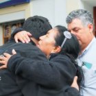 Las personas que acompañaron a la familia les demostraron su afecto y apoyo antes de entrar al velorio, en Otavalo, Imbabura.
