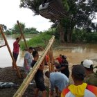 En el cantón Salitre colocan sacos de arena en muro que colapsó.