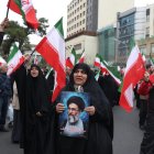 Iraníes se reúnen durante protestas anti-EE.UU. e israelíes en Teherán, con un retrato del líder supremo iraní, Ali Jameneí.