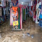 El lodo logró ingresar a los locales comerciales en el centro del cantón Playas.