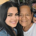 La creadora de contenido Alebamaaa (izquierda) y doña María Delia se juntaron para dar vida a ‘La abuelita de la tienda’.