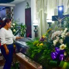 Familiares de la ciudadana la velaron en total consternación.