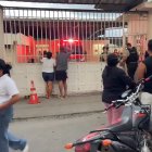 Familiares y vecinos se concentran afuera del centro de salud de La Concordia, mientras agentes y paramédicos confirman el fallecimiento de José Moya