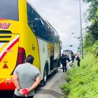 Policías y curiosos rodean la unidad de la cooperativa Kennedy tras el asalto armado en la vía La Concordia–Santo Domingo, donde un sospechoso murió y otro fue detenido.