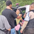 Juce Lugares es contenido por familiares y agentes de tránsito tras el accidente que cobró la vida de su hija, en una escena marcada por dolor y solidaridad.