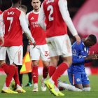 Moisés Caicedo, de rodillas luego de la derrota de Chelsea ante Arsenal de Piero Hincapié.