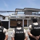 Agentes policiales vigilan la casa para prevenir nuevos altercados.