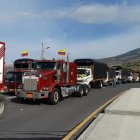 Camiones permanecen detenidos en la frontera norte mientras transportistas del Carchi denuncian una caída del 90 % en su trabajo tras el arancel del 50 % a Colombia