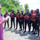 Un sacerdote bendice a los bomberos rescatistas antes de iniciar una nueva jornada de búsqueda en el río Blanco, Quinindé, por el menor desaparecido.
