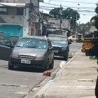 La víctima se movilizaba a bordo de este vehículo. La Policía acordonó la escena del crimen.