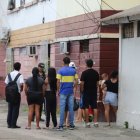Vecinos observaron el procedimiento policial desde las aceras y ventanas del sector.