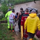 Personal y maquinaria intervienen en la limpieza de un deslizamiento que afectó una vía en el cantón Puyango.