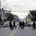 Agentes de la Policía Nacional acordonaron el sector de las Casas Colectivas tras el ataque armado en Guayaquil.