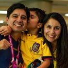 El entrenador Eduardo Moscoso (i) recibió el cariño de su hijo y de su esposa al llegar a Quito.