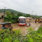 La vía E15 afectada por las lluvias en la comunidad Cañitas de Charapotó.