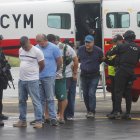 Los 16 detenidos en Ecuador fueron presentados por el ministro Reimberg y la Policía.