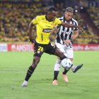 Jhonny Quiñónez, volante del Barcelona SC, en acción ante el Botafogo.