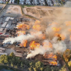 Columna de humo se eleva desde la planta de CMPC en Puente Alto tras el incendio que activó la alerta SAE