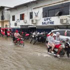 Más de diez calles permanecieron con agua acumulada por varias horas.