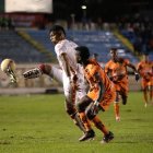 Los equipos ecuatorianos Deportivo Cuenca y Libertad se enfrentan por un boleto a la fase de grupos de la Copa Sudamericana 2026.