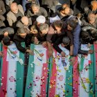 Los familiares lloran junto a los ataúdes de sus seres queridos que murieron en Irán.