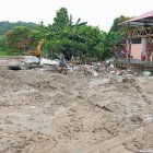 Con maquinarias municipales despejan las vías.