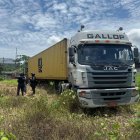 El vehículo pesado fue hallado a un costado de la vía a la Costa.