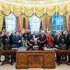 Pastores de distintos estados rodearon a Donald Trump en la Oficina Oval para realizar una oración por el país