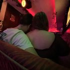 Entre música fuerte y cerveza, un visitante novato conversa con una sexoservidora en uno de los bares de la 18.
ag-periodista
ag-granasa
6-3-2026