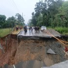 La vía quedó completamente inhabilitada al tránsito vehicular tras el socavón