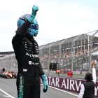 George Russell celebra con mercede que arrancará primero en el primer Grand Prix del año.